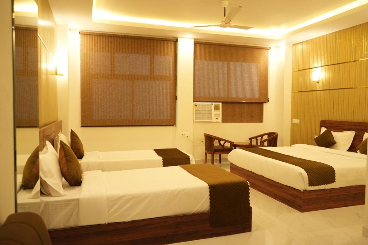 Hotel Golden Palace Лакнау Екстериор снимка