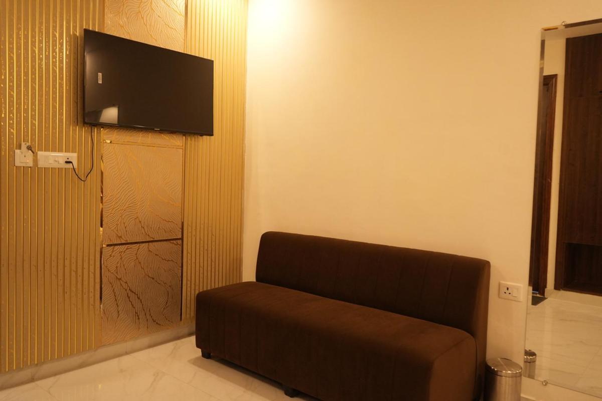 Hotel Golden Palace Лакнау Екстериор снимка