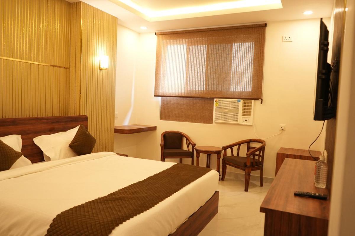 Hotel Golden Palace Лакнау Екстериор снимка