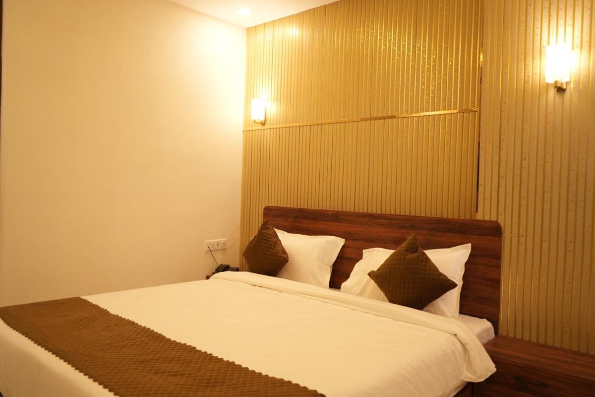 Hotel Golden Palace Лакнау Екстериор снимка