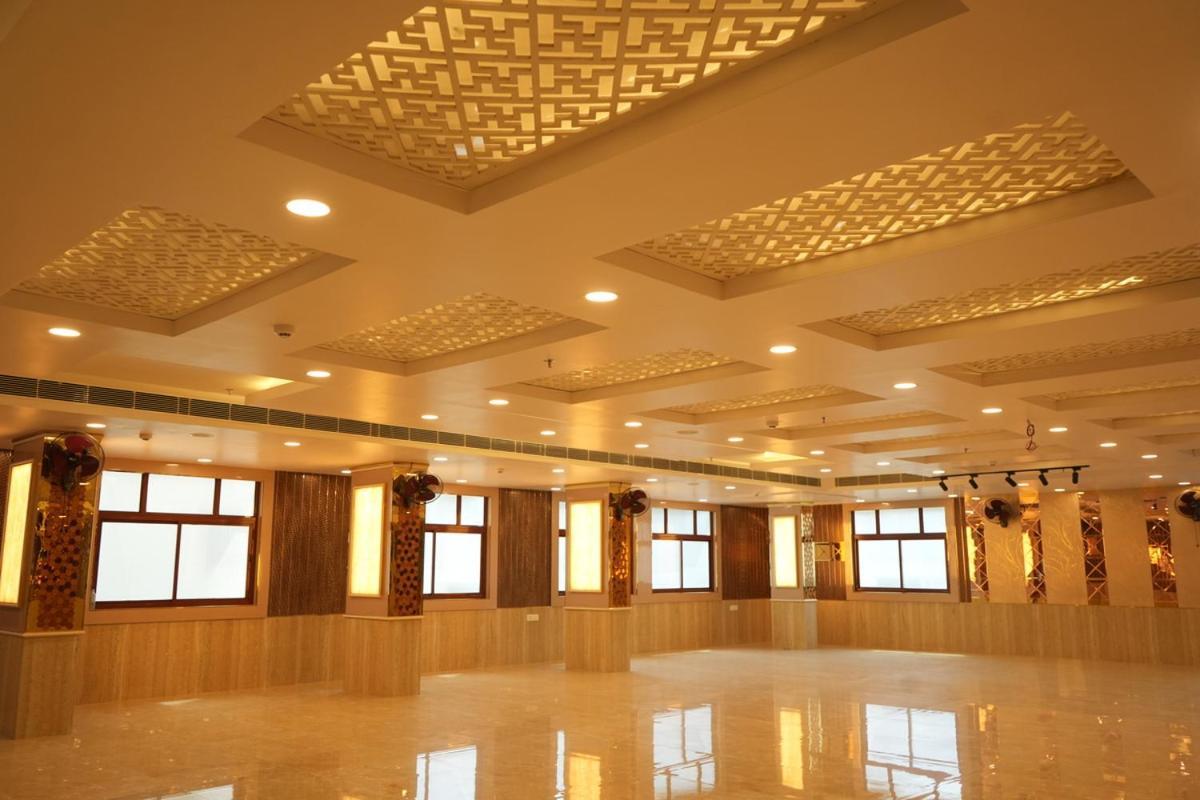 Hotel Golden Palace Лакнау Екстериор снимка